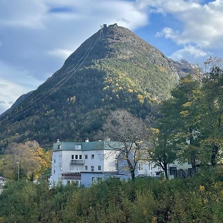 Appartement Bakkebo Rampestreken à Åndalsnes Extérieur photo